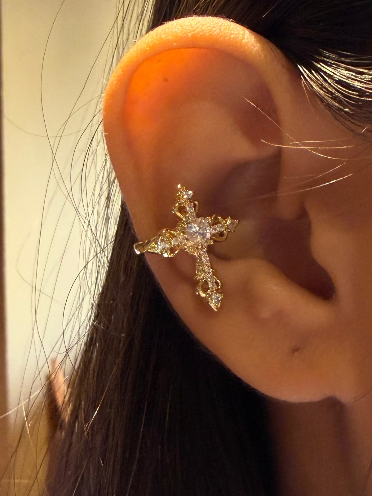 Cross Studded Earcuff Gold