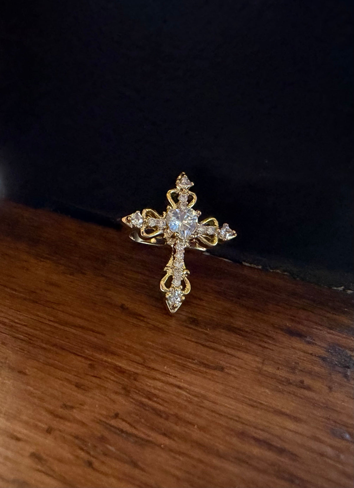 Cross Studded Earcuff Gold